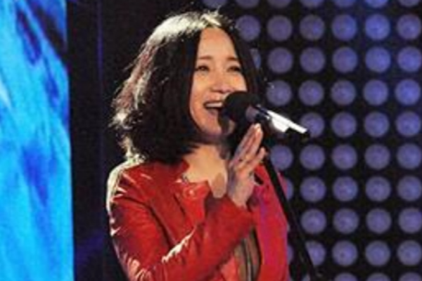 她5次登上春晚，被恩师夺走“初夜”走上小三路，55岁至今无人娶