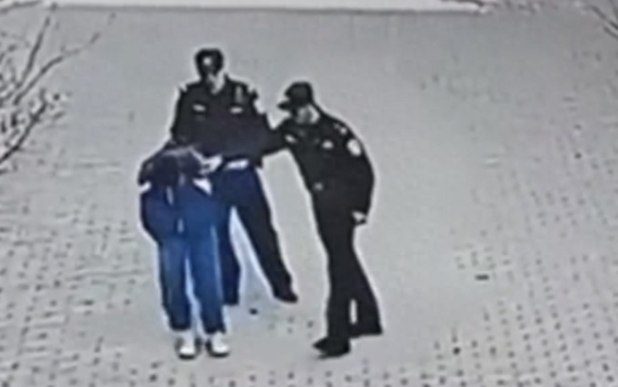 派出所副所长踢打学生牵出案中案！教育部门回应校园霸凌传闻